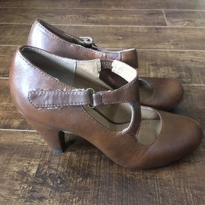 Brown vintage Mary Jane low heels